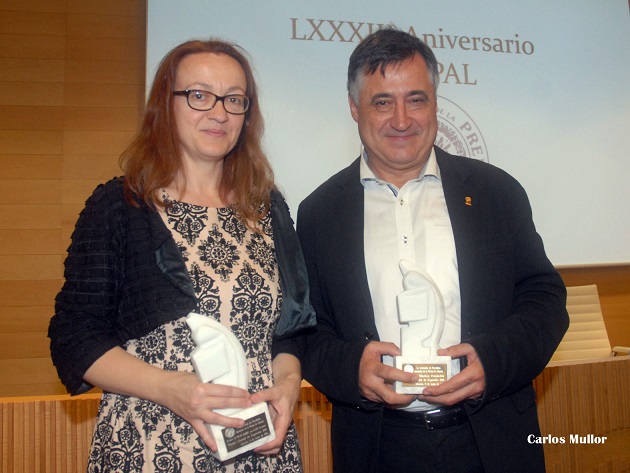 Antonia Sánchez Villanueva, subdirectora de 'La Voz de Almería', y Gervasio Sánchez, premios Libertad de Expresión. Foto: Carlos Mullor